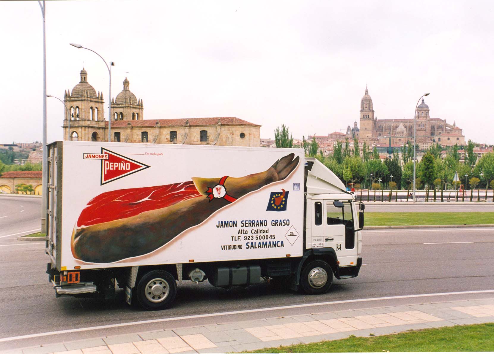 Camión de reparto de Jamones Pepiño en Salamanca