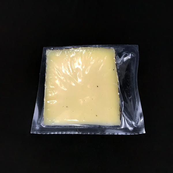 Cuña de queso viejo tostado