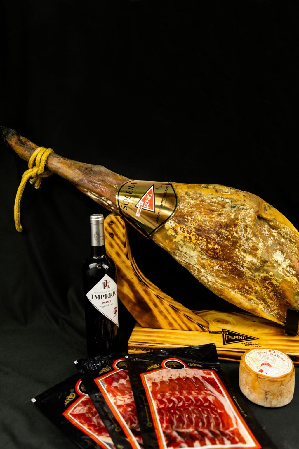 Jamón ibérico en el jamonero con vino, queso y loncheados
