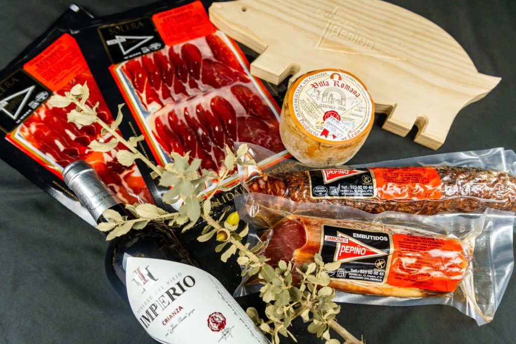 Lote de ibéricos loncheados, embutidos, queso y vino de Jamones Pepiño