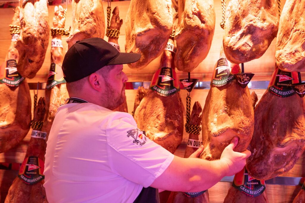 Maestro jamonero revisando las piezas en el secadero de Jamones Pepiño